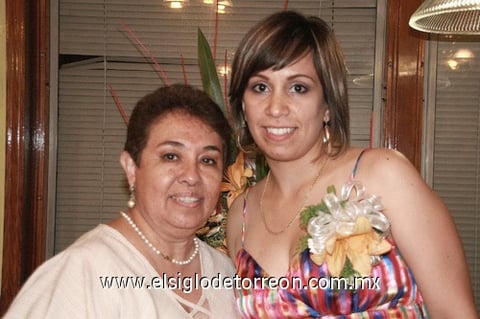 22072010 Nina Campos de Serna con Monserrat Serna Campos en su festejo prenupcial.