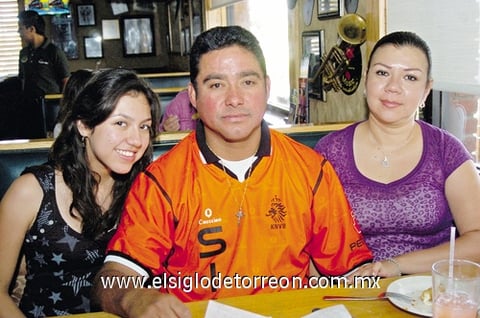 22072010 Claudia Martínez Ortiz, Jorge Rodríguez y Gisella Rodríguez Martínez.