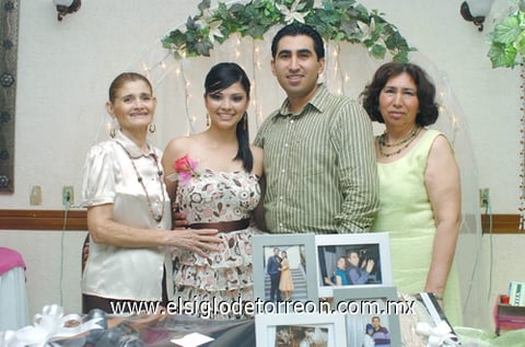 22072010 Talina Barrientos y Jaime Ulises Núñez junto a las organizadoras de su despedida de solteros: Alicia Cervantes y Nuria Núñez.