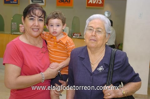 22072010 Ciudad de México. Regresó de viaje Irene de González y fue recibida por Irene de Bazán y Pepito Bazán.