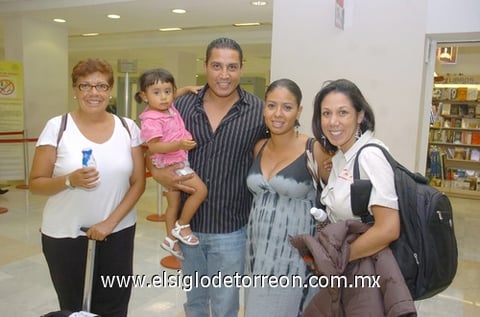 22072010 Ciudad de México. Marco González y Karla Mata llegaron a Torreón y fueron recibidos por Cecy, Lesly y Renata.
