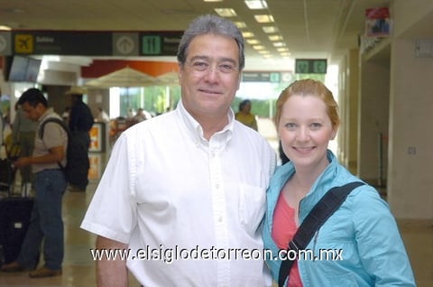 22072010 Guadalajara. Marcela Aguilar  regresó de un viaje de negocios y la recibió su papá Miguel Aguilar.