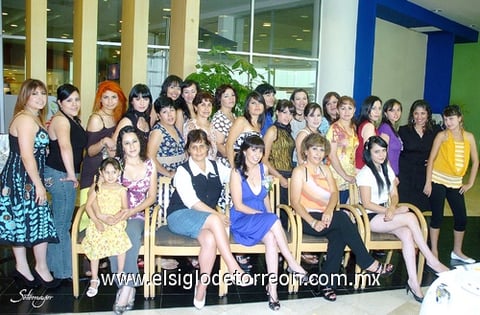 23072010 Numeroso grupo de amigas y familiares que posaron junto a la festejada.
