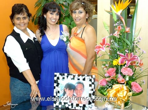 23072010 La festejada en compañía de su mamá Sra. Patricia Natera y su futura suegra Sra. Martha Rojo. EL SIGLO DE TORREÓN / ÉRICK SOTOMAYOR
