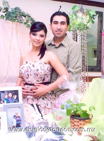 23072010 Talina Barrientos González y Jaime Ulises Núñez disfrutaron de su despedida de solteros.