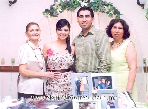 23072010 Los festejados acompañados de: mamá de la novia Sra. Icsidenia Gonzáles Cárdenas y mamá del novio Sra. Alicia Cervantes Duéñez.