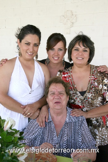 23072010 Festejan.  Estela Barker, Gabriela, Elizabeth y Carolina.