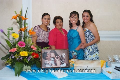 23072010 Mónica María acompañada por sus familiares en su fiesta prenupcial.