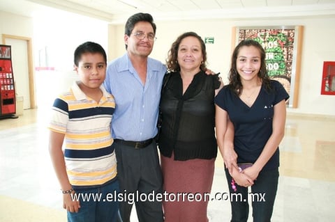 23072010 Pachuca. Gerardo, Salvador, María Guadalupe y Carolina Molina despidieron a familiares que viajaron a la bella airosa.
