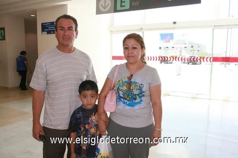 23072010 Ciudad Juárez. Raúl, Alexis y María  de Jesús Camacho emprendieron el viaje.