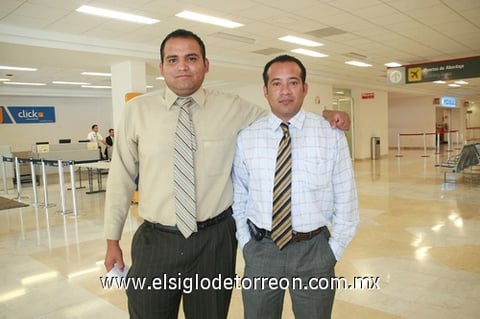 23072010 Torreón. José Roque y Martín Berumen recibieron a un amigo.