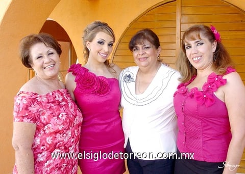 24072010 Aranzazu Castañeda junto a las organizadoras de su fiesta prenupcial: Emilia Ortiz Rivas, Vicky Hernández Rivas y Mélida Mares de Reza.