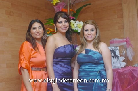 24072010 Junto a la novia: Gisela Escobedo, Mildrea Díaz, Malinary Sánchez, Paola Ríos, Cristina de Santiaga, Samanta Balderas, Estefanía Escamilla, Marilú Alvarado, Rosalba Rivera, Janeth Barajas, Jaquelin Jiménez y Sugey Soto.