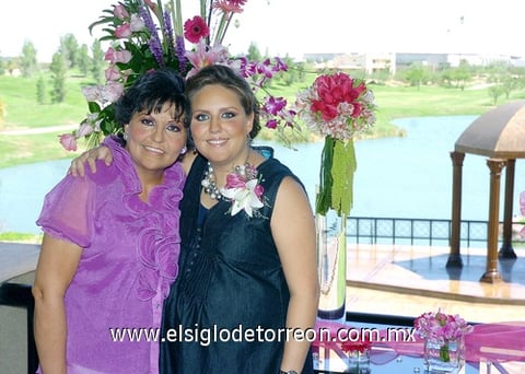 24072010 Sylvia Reyes de Kohen con la organizadora de su canastilla, su mamá Silvia de Reyes.