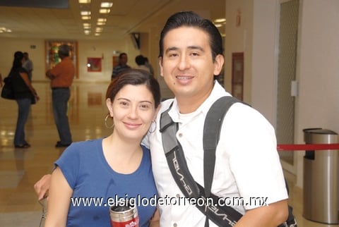 24072010 Huatulco. En plan de descanso y vacaciones se despidieron de la región Víctor Arratia y Elvira Torres.
