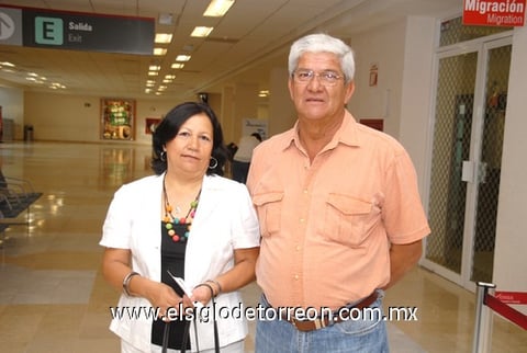 24072010 Ciudad de México. Con destino a la capital mexicana viajaron Jesús y Perla.