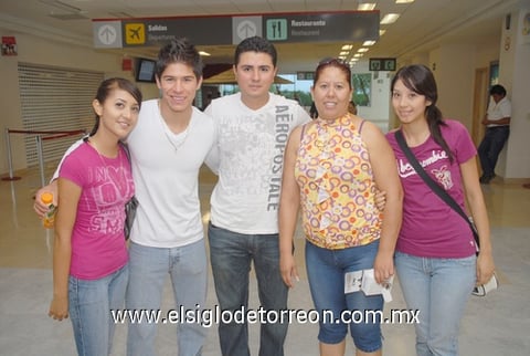 24072010 Tijuana. Alejandro Ramírez y Marcos Ríos emprendieron un viaje de negocios y fueron despedidos por Lucy Gómez, Sarahí Vargas y Susana Ramírez.