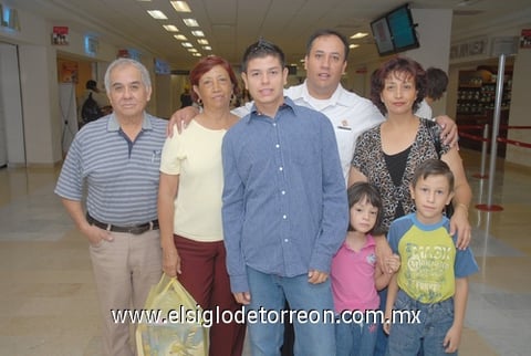 24072010 Chihuahua. La familia Guzmán Ortiz despidió al viajero Miguel Guzmán.