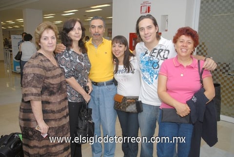 24072010 Ciudad de México. Jorge Luis, Michelle, Yolanda e Iván despidieron a Bere y Ámbar.