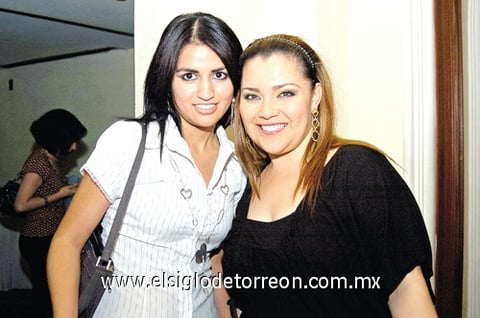 25072010 Disfrutan la conferencia. Érika Hernández y Mayra Rivera.