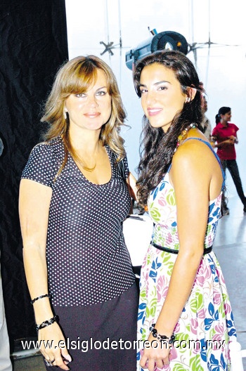 25072010 Apoyan a su favorita. Ketta Izaguirre y Paula González.