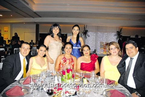 25072010 Disfrutan velada.  Asistente al festejo nupcial de Maite y Roberto Salum.