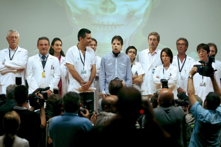 El joven participó en el encuentro con los medios acompañado del jefe del Servicio de Cirugía Plástica y Quemados, Joan-Pere Barret, que dirigió al equipo de más de treinta personas que realizó el trasplante.