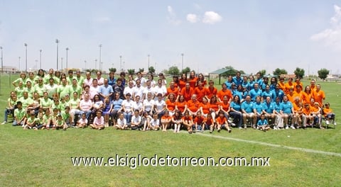 26072010 Reunidos. Integrantes de la familia Villegas posan para la foto del recuerdo en el TSM.