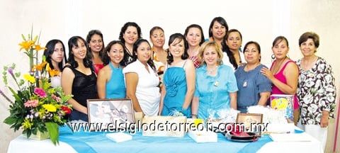 26072010 Mónica María lució muy contenta rodeada por sus amigas y familiares que asistieron a su alegre despedida de soltera.
