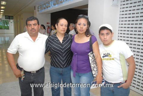 26072010 Sala de espera. En el aeropuerto se encontraba Érika Escobedo en compañía de sus papás y hermano.