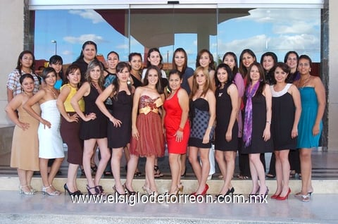 27072010 Astrid Marín junto a un grupo de amigas asistentes a su festejo prenupcial, ya que unirá su vida en matrimonio a la de José Francisco Cossío Duarte.