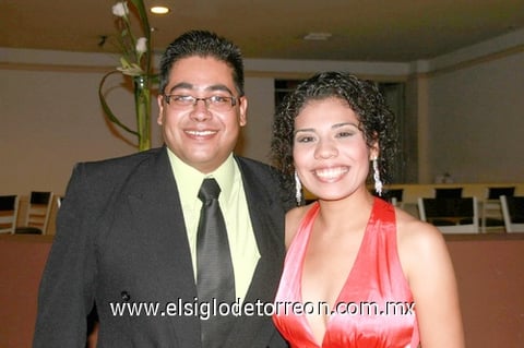 27072010 Disfrutan de la velada.  César Luján Olguín y Berenice Correa Rodríguez.
