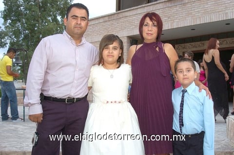 27072010 Rubén Solís y Anabell Ruiz con sus hijos Michelle y Santiago Solís.