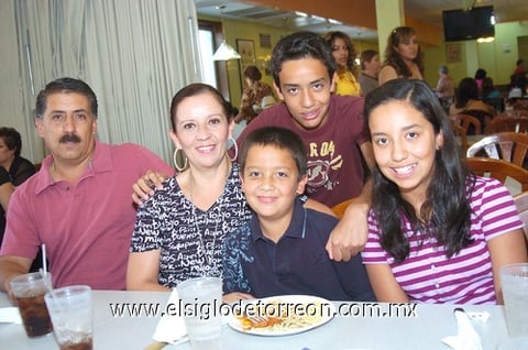 27072010 Disfrutan de comida. Eduardo, Ana Laura, Eddy, Abraham y Nenny.