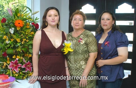 27072010 Mayra Ríos Aguilar en compañía de las organizadoras de su fiesta prenupcial, Hilaria Aguilar y Elizabeth Ríos.