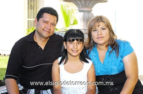 27072010 Ysel Delgado Niño con sus papás Adolfo Delgado y Edith Niño.