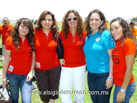27072010 Ana Victoria, Gloria, Lorena, Margarita y Ailid, en reciente festejo familiar.