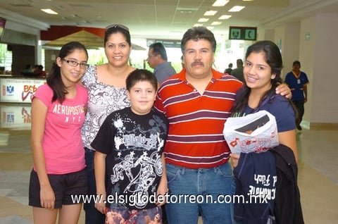 27072010 Nueva York. Nayeli Arguijo fue recibida por sus papás Jesús y Claudia, así como por sus hermanos Jesús y Joselyn.