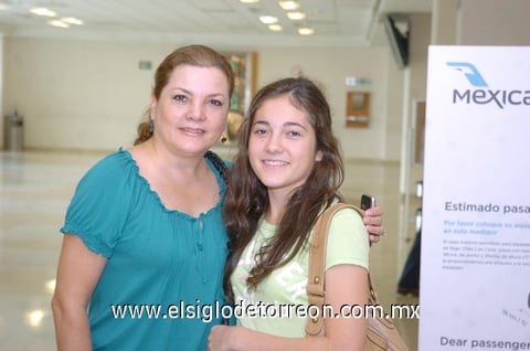 27072010 Cancún. De vacaciones se fueron Eva de Quintero e Isabella Quintero.