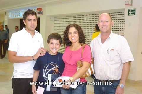 27072010 Cuernavaca. De vacaciones se fue Jorge Eduardo y fue despedido por sus papás Alberto y Ana Libia, así como por su hermano Alberto.