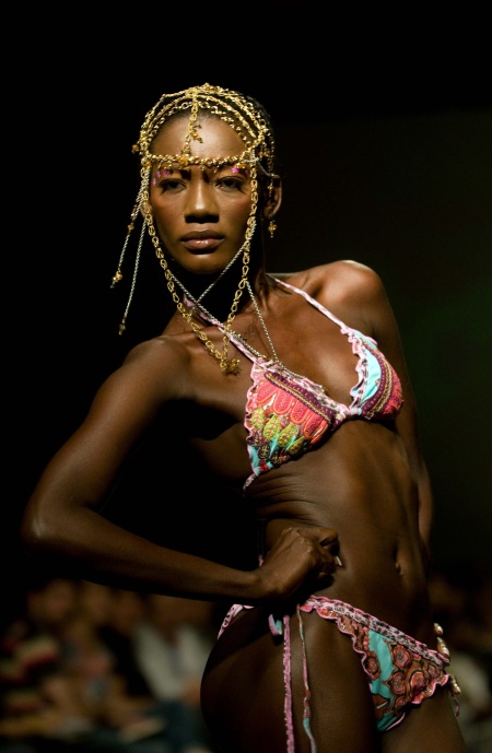 Modelo luciendo un traje de las diseñadoras colombianas Catalina Álvarez y Mariana Hinestroza.
