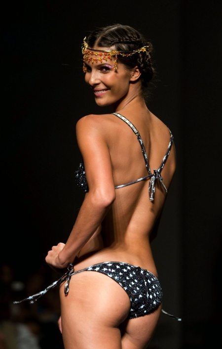 Modelo luciendo prendas de las diseñadoras colombianas Catalina Álvarez y Mariana Hinestroza, de la marca Aguabendita.