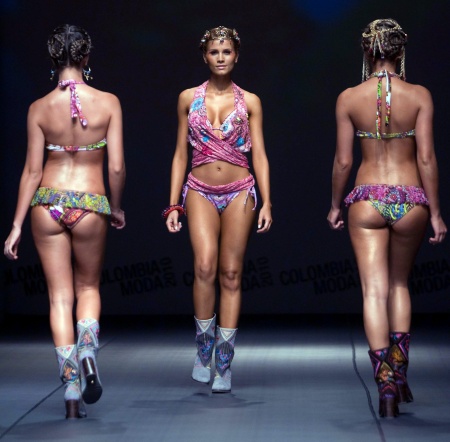 Un grupo de modelos luce prendas de las diseñadoras colombianas Catalina Álvarez y Mariana Hinestroza, de la marca Aguabendita, durante el desfile Go round.