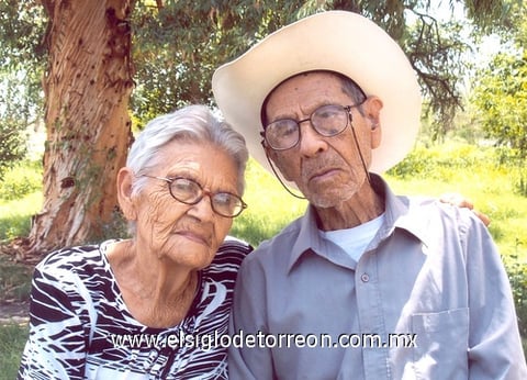 28072010 El sábado 17 de julio el Sr. Federico López Quiñones festejó cien años de vida en compañía de su esposa Sra. María Inés Ceniceros González, hijos, nietos y bisnietos.