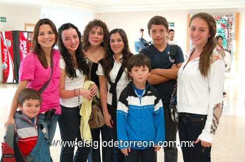 28072010 Cancún. De vacaciones partieron Maury, Leonardo, Lorena, Mirna, Daniela, Estefanía, Natalia e Iñaki.