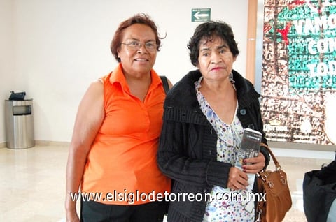 28072010 Tijuana. Fausta Castañeda concluyó su viaje por la región y la despidió Lourdes Castañeda. Los Ángeles. Rosario González partió de paseo y fue despedida por Carlos Almaraz y Dasten y Armando González.