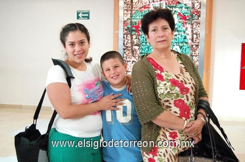 28072010 San Diego. Ana Cecilia López y Bernardo y María Teresa de López disfrutarán de un agradable periodo de vacaciones. Los Ángeles. Rosario González partió de paseo y fue despedida por Carlos Almaraz y Dasten y Armando González.