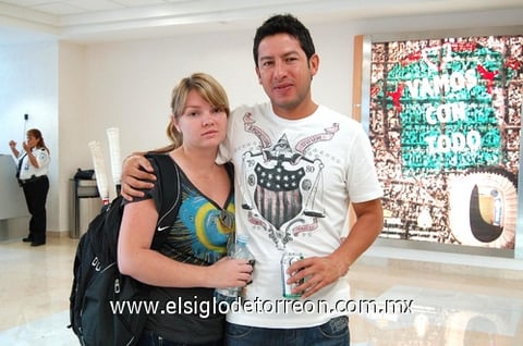 28072010 Los cabos. En plan de vacaciones viajaron Katy Buchanan y Fernando Cabrera. Los Ángeles. Rosario González partió de paseo y fue despedida por Carlos Almaraz y Dasten y Armando González.