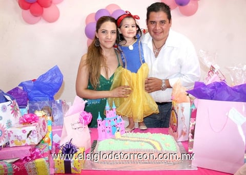 29072010 Como princesa. Bárbara Guzmán fue festejada en su tercer cumpleaños por sus papás Cristina García y Rubén Guzmán.