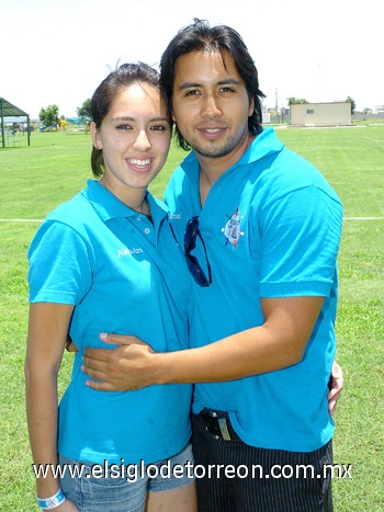 29072010 Alejandra Martínez y Dan Fernández en reciente festejo familiar.